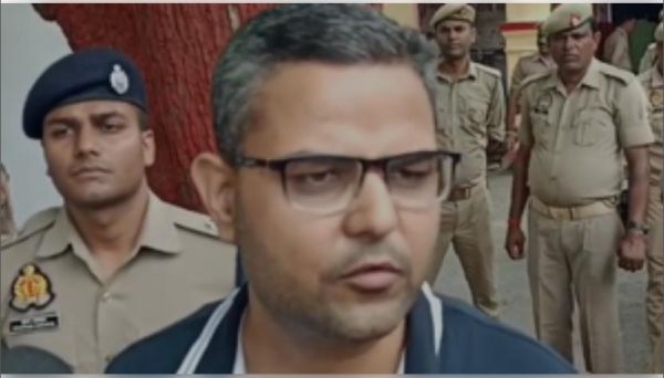 बिहार-बलिया बॉर्डर पर अवैध वसूली की शिकायत के बाद छापेमारी, दो पुलिसकर्मी गिरफ्तार 