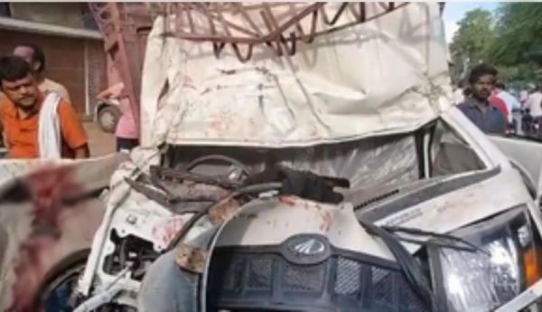बलिया में स्कूली बच्चों से भरी पिकअप खड़े ट्रक से टकराई; एक छात्र की मौत, 15 घायल 