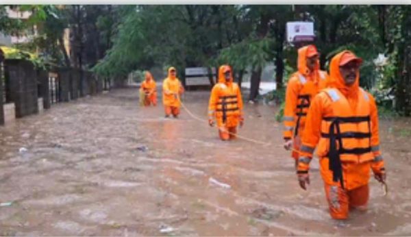 बाढ़ प्रभावित कोल्हापुर से लोगों का पलायन शुरू, कई सड़कें अवरुद्ध 