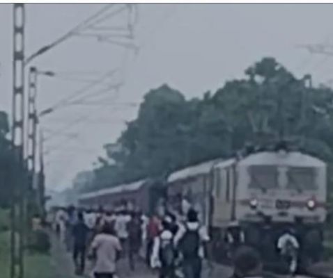 बिहार के समस्तीपुर में टला बड़ा रेल हादसा, संपर्क क्रांति एक्सप्रेस ट्रेन दो हिस्सों में बंटी