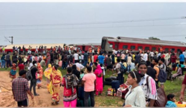 झारखंड में चक्रधरपुर के पास ट्रेन हादसा, हावड़ा-मुंबई मेल पटरी से उतरी, दो की मौत 50 घायल 