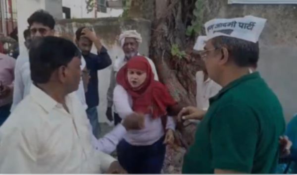 अलीगढ़ में आप की महिला कार्यकर्ता ने की पार्टी के पदाधिकारी की पिटाई, शोषण का लगाया आरोप 