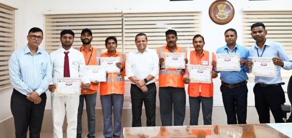 सात रेल कर्मचारियों की सजगता से 5 दुर्घटनाएं टलीं, डीआरएम ने किया पुरस्कृत