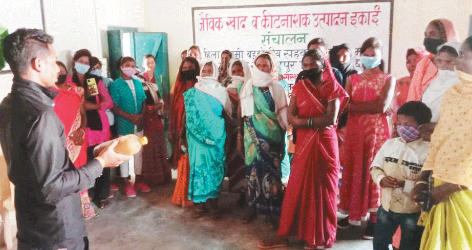 साल्ही-परसा में चल रहे आजीविका आधारित परियोजनाओं को समझने फतेहपुर की महिलाओं ने किया दौरा