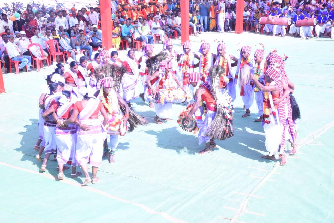 संभाग स्तरीय आदिवासी लोकनृत्य प्रतियोगिता में जशपुर बना सिरमौर