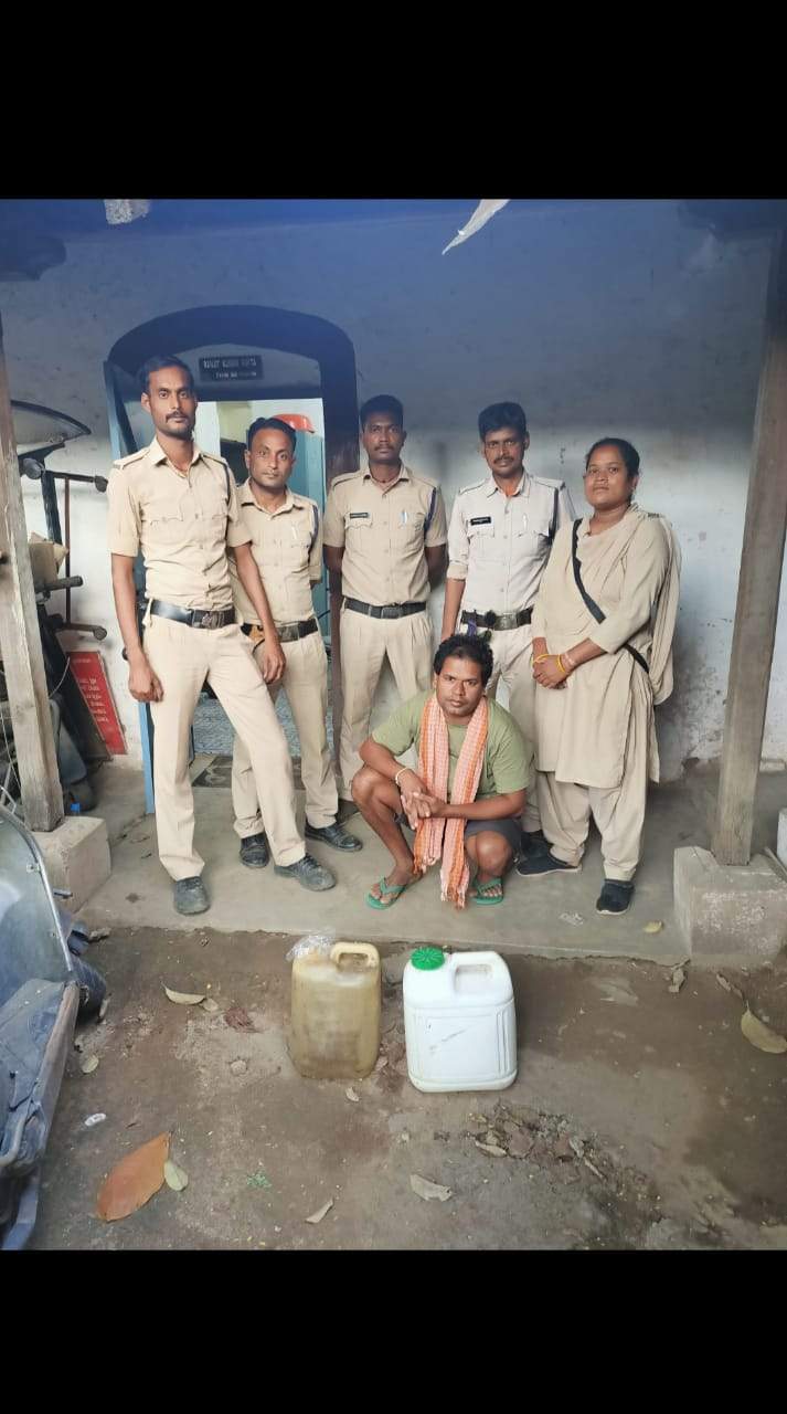 25 लीटर महुआ शराब जब्त, ग्रामीण जेल दाखिल