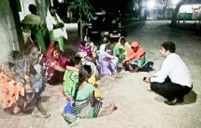 मजदूरी भुगतान के लिए डीएफओ का इंतजार करते शाम तक वन मंडल में बैठी रही महिलाएं, जमीन पर साथ बैठ सुलझाई समस्याएं