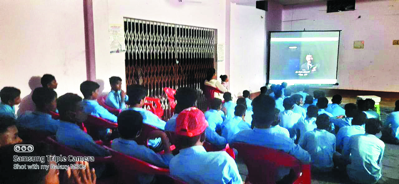  सीआरपीएफ ने ग्रामीणों-छात्रों को दिखाई भुज फि़ल्म
