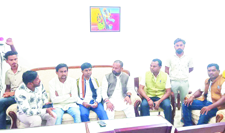 युकां की समीक्षा बैठक लेने पहली बार बीजापुर पहुंचे बस्तर संभाग प्रभारी गढ़पाले