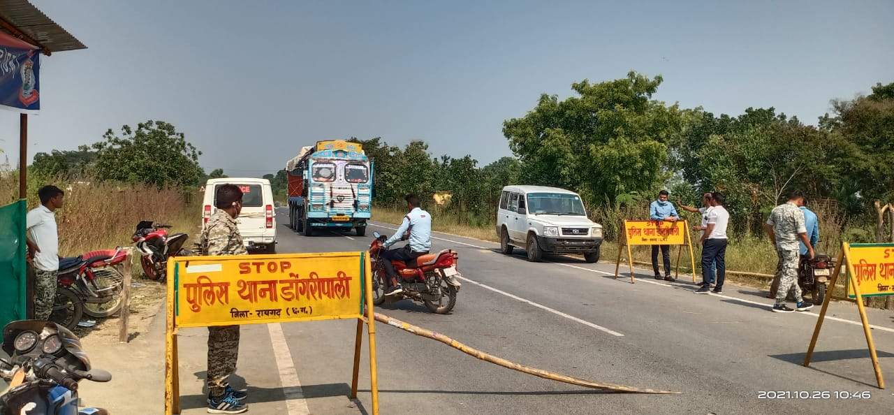 ओडिशा से गांजे की तस्करी, बैरियर में गाड़ी छोड़ भागे तस्कर