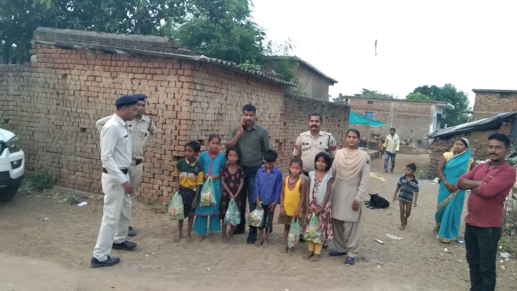 पुलिस से मिले पटाखे से ग्रामीण बच्चों की त्यौहारी खुशी हुई दोगुनी