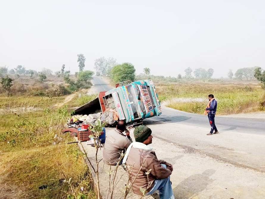 रायपुर से सीमेंट लेकर आ रहा ट्रक पलटा, कोई हताहत नहीं