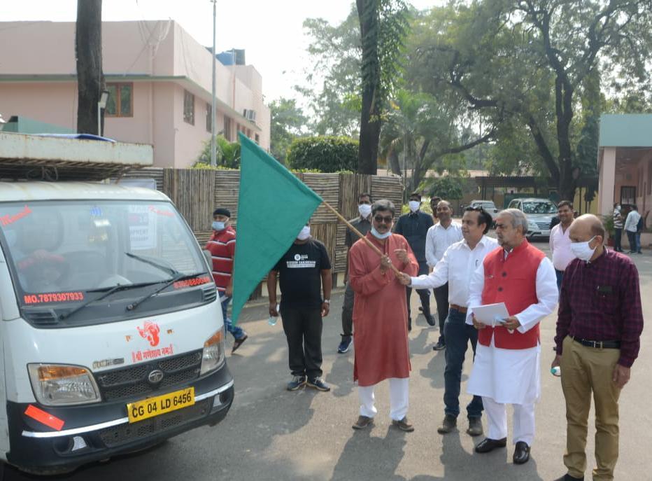 डॉ. महंत ने चिकित्सा उपकरण वैन को हरी झंडी दिखाकर रवाना किया