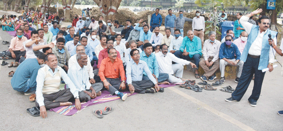   रविवि कर्मचारियों का धरना-प्रदर्शन जारी, 5 सूत्रीय मांग को लेकर नारेबाजी