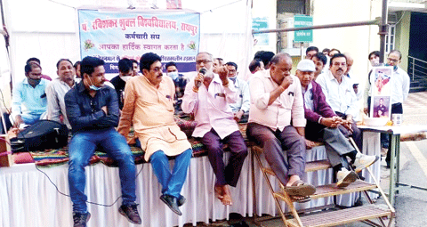  रविवि कर्मचारियों की हड़ताल जारी