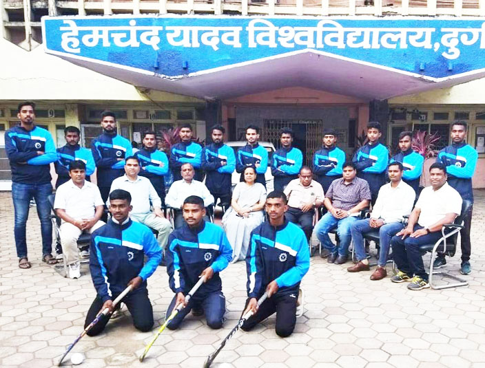 दुर्ग की पुरूष हॉकी टीम को कुलपति ने किया बिलासपुर रवाना