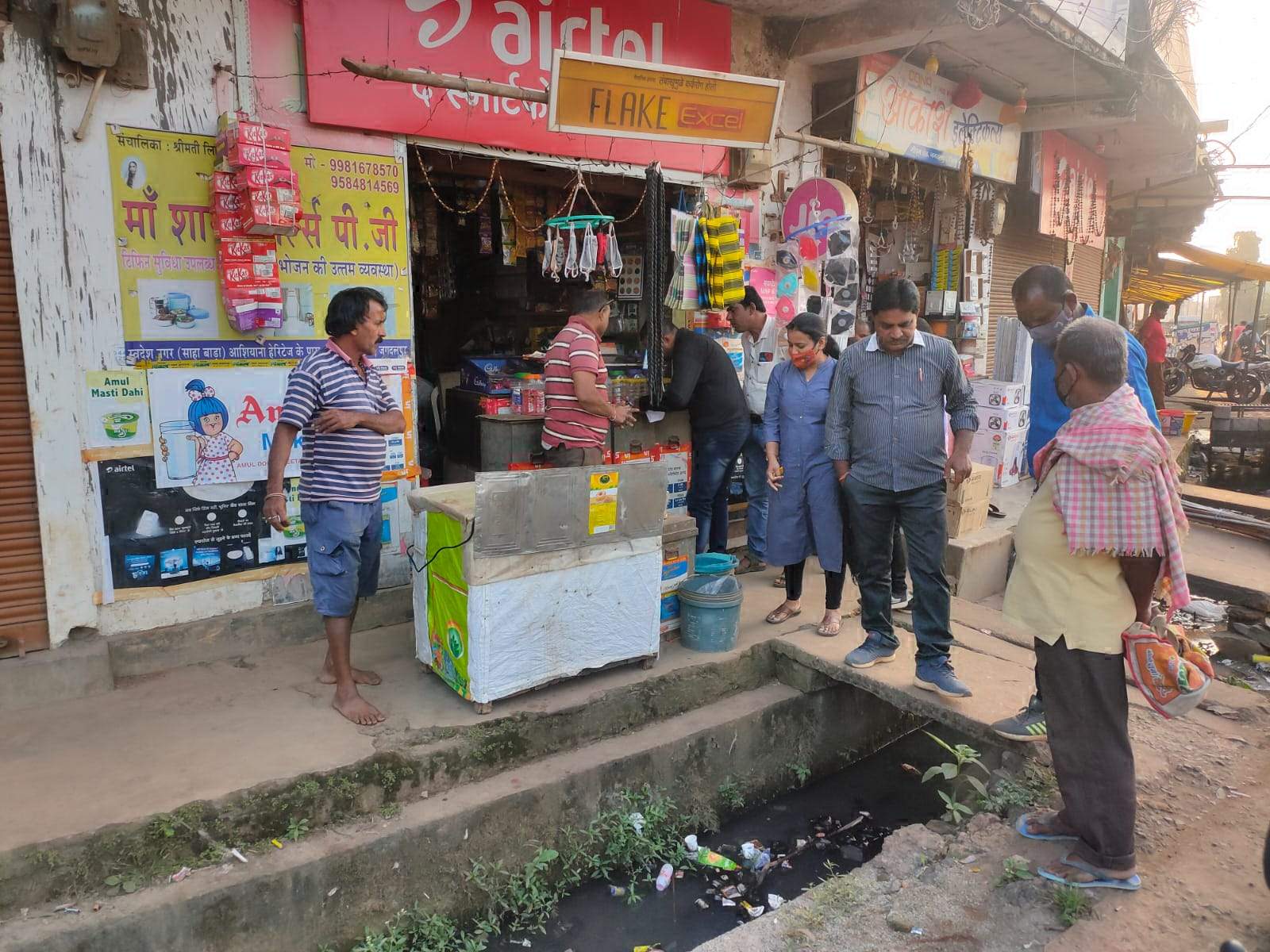 सडक़-नाली में कचरा फेंका, 16 दुकानदारों पर जुर्माना