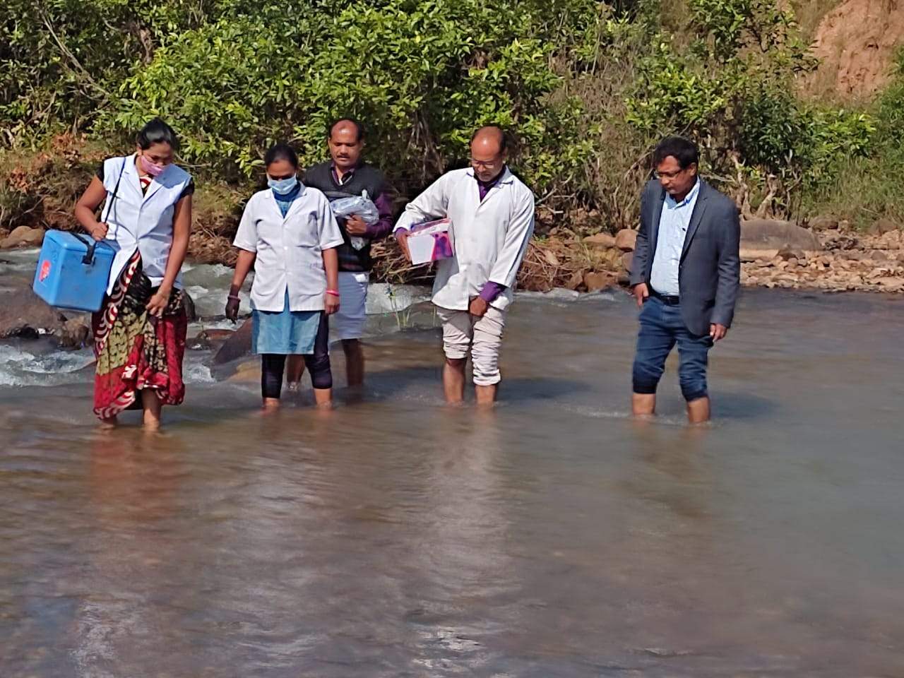 नदी पार कर टीकाकरण करने पहुंचीं स्वास्थ्य टीम