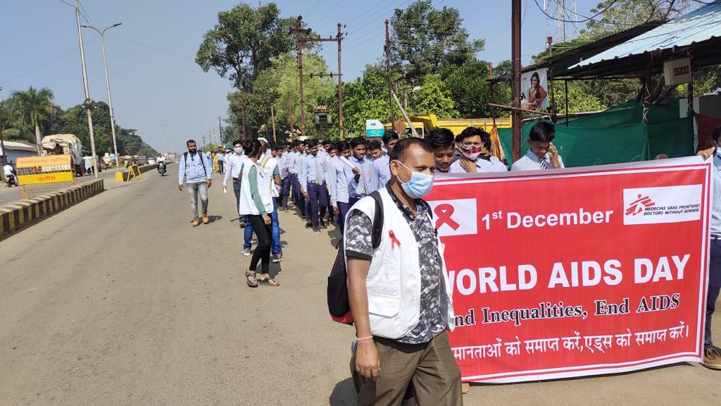 एड्स जागरूकता रैली निकाली