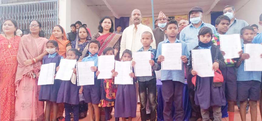 पंडो परिवार के 53 बच्चों को पहली बार मिला जाति प्रमाण पत्र
