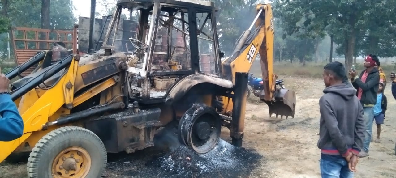 बालाघाट में नक्सलियों ने फूंका रायपुर के ठेकेदार की आधा दर्जन वाहनें