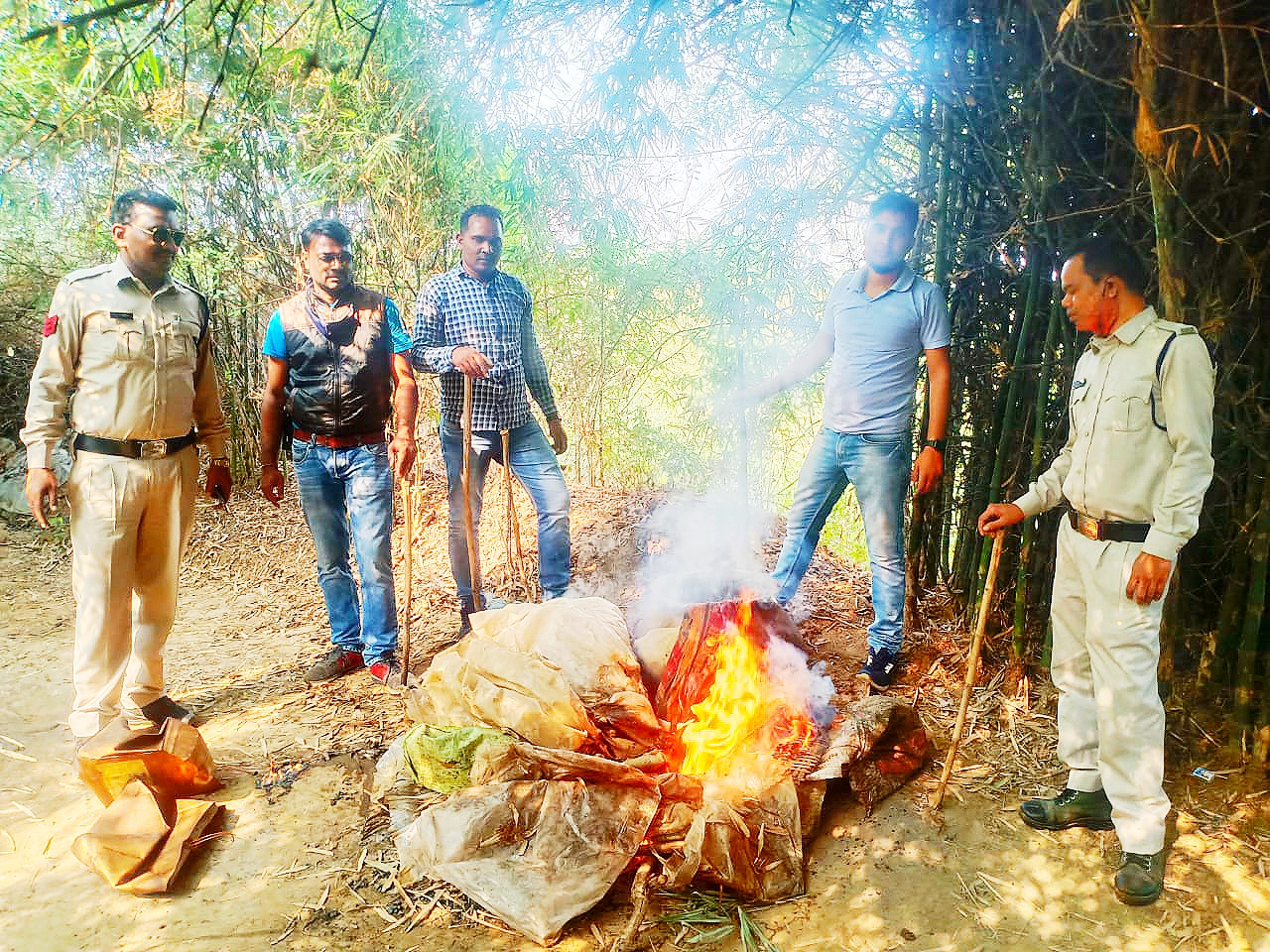 पुलिस ने किया अवैध शराब भट्टी को नष्ट, जलाये गये 26 बोरी महुआ पास