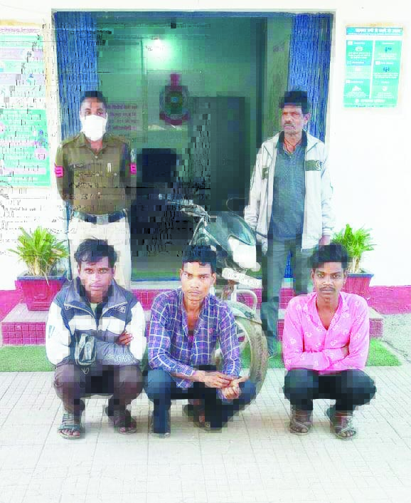 चोरी की बाइक के साथ तीन युवक गिरफ्तार  