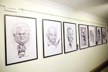  बंगलोर में लगी केरिकेचर प्रदर्शनी में सबसे पहले सीएम भूपेश बघेल को दिया गया स्थान