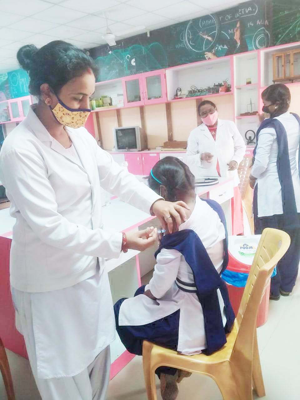 10 स्कूलों में कोरोना टीकाकरण सौ फीसदी