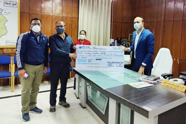 एनएसपीसीएल ने सीएसआर मद से सहायता के लिए कलेक्टर को सौंपा एक करोड़ रुपए का चेक