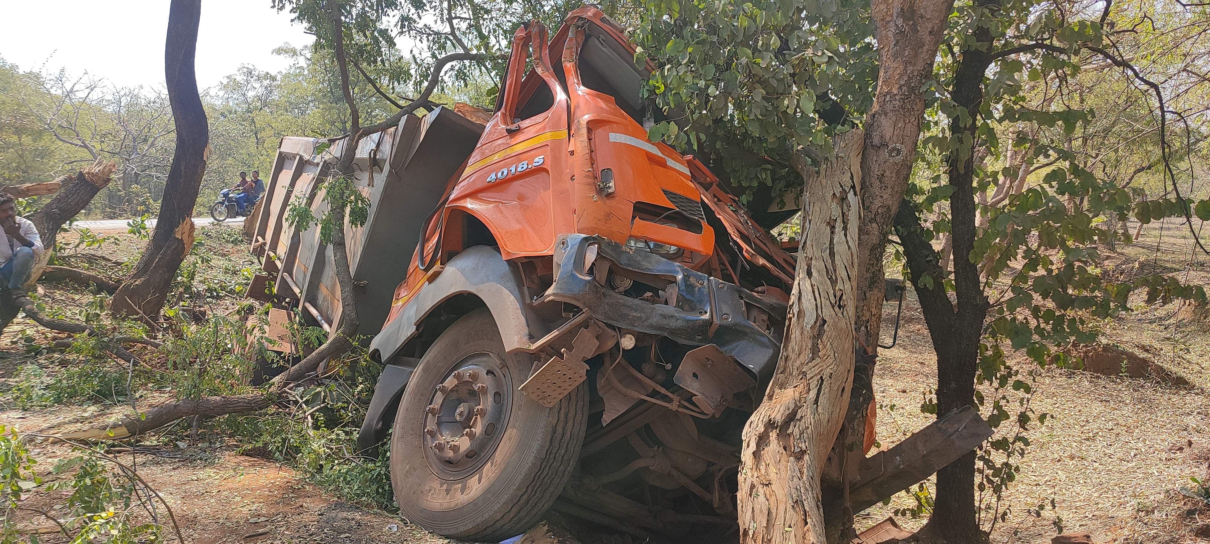 पेड़ों को तोड़ती हुई भैंसबोड़ रास्ते में घुसी ट्रक, चालक गंभीर