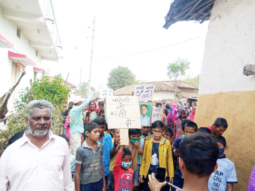देवेश के हत्यारे को फांसी देने गांव में  रैली