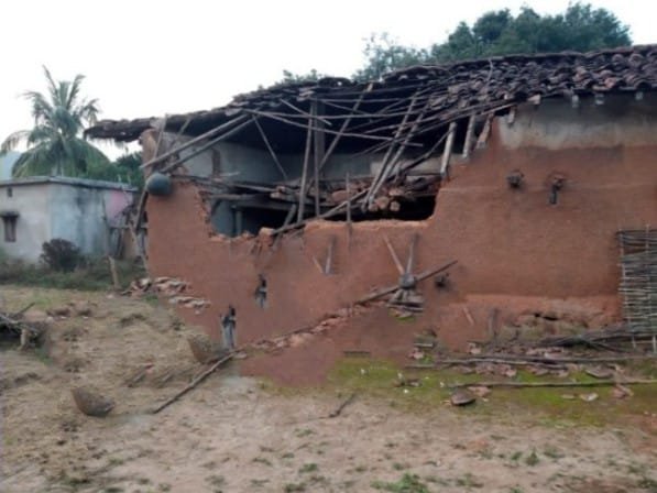 गांव में हाथियों ने मचाया उत्पात, कई घर तोड़े