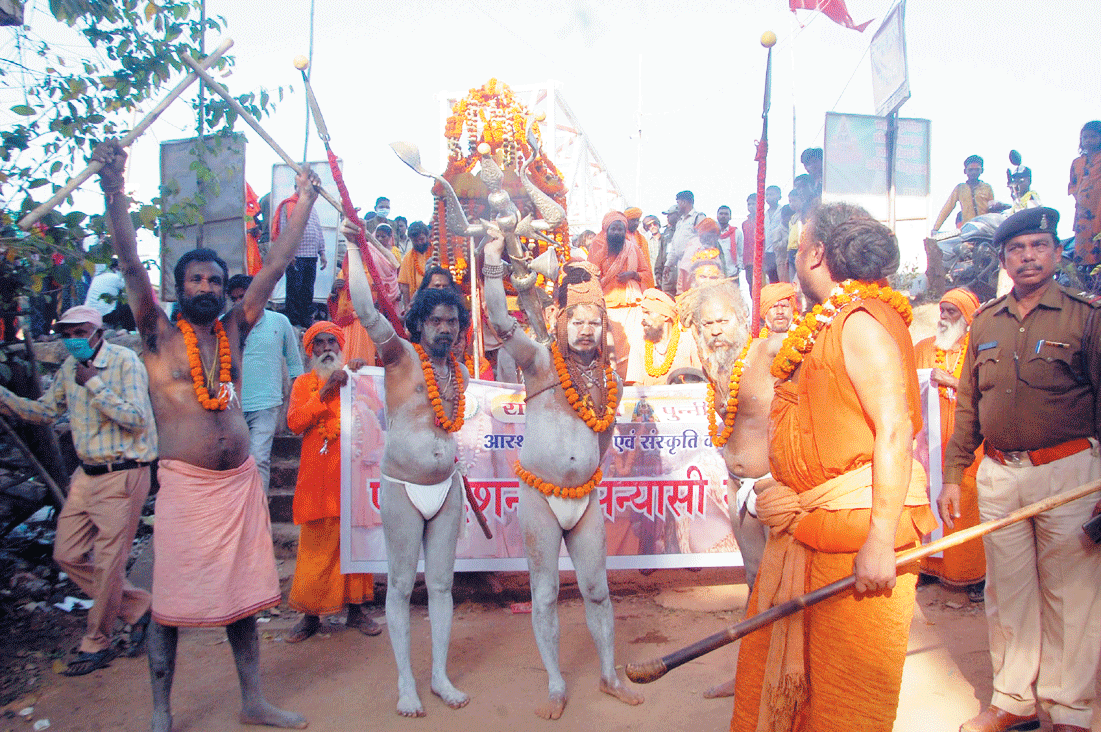  नागा साधुओं ने निकाली पेशवाई, आलौकिक श्रृंगार के साथ अस्त्र-शस्त्र का किया प्रदर्शन