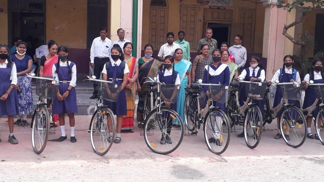 राष्ट्रीय विद्यालय में बालिकाओं को सायकल वितरण
