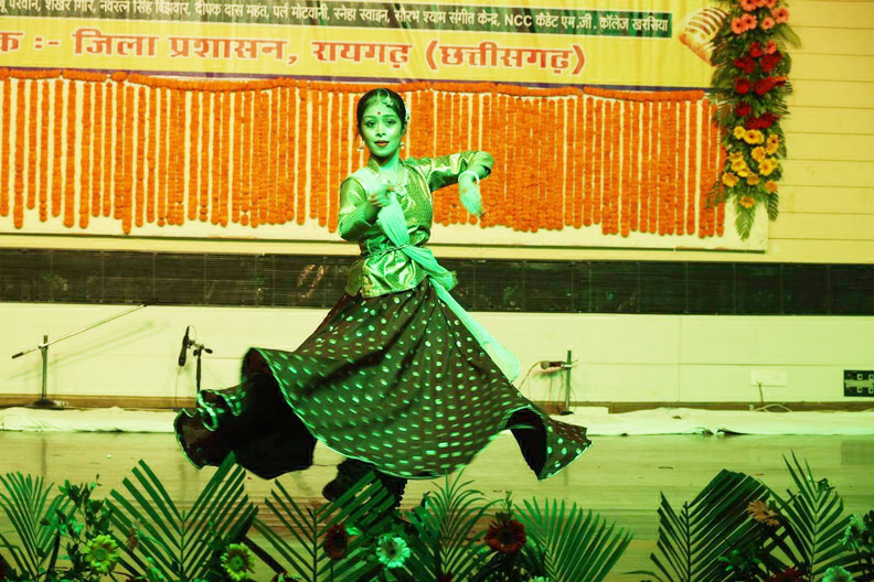 प्रतिष्ठित कलाकारों की प्रस्तुतियों से सजा रायगढ़ का कला मंच