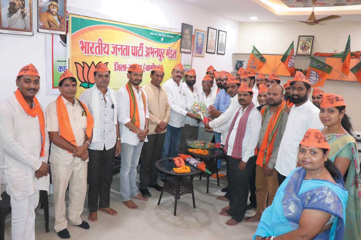 अभनपुर में भाजपा का स्थापना दिवस मनाया गया