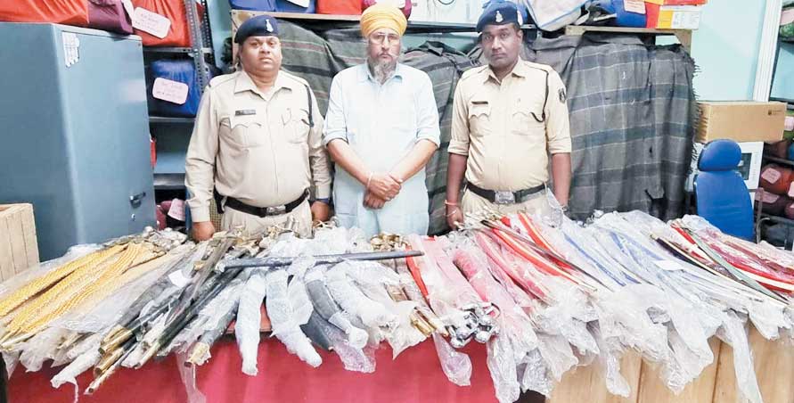 पंजाब से हथियार मंगवाकर रायपुर में अवैध धंधा, पुलिस का छापा