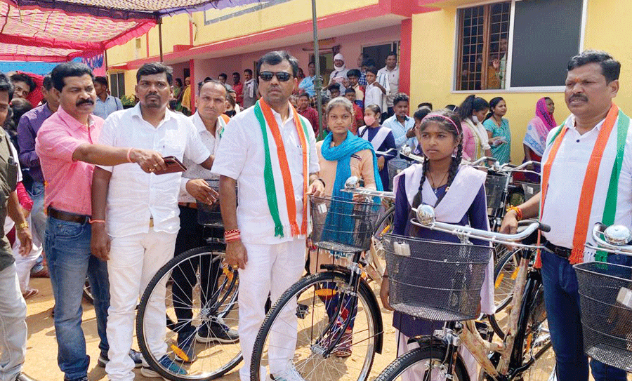 सांसद- विधायक ने बांटी छात्राओं को साइकिल