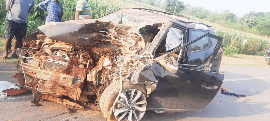 कार सडक़ किनारे ईंटभट्ठे से टकराई, 2 मौतें