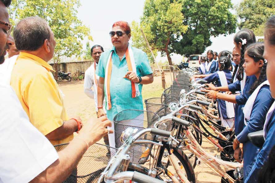 विधायक चंदन ने नदपुरा और बनियागांव में छात्राओं को बांटी साइकिल