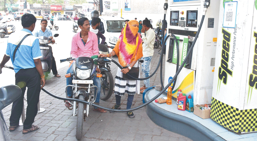 पेट्रोल-डीजल सस्ता: भाजपा ने मिठाई बांटी, सीएम ने भी सराहा