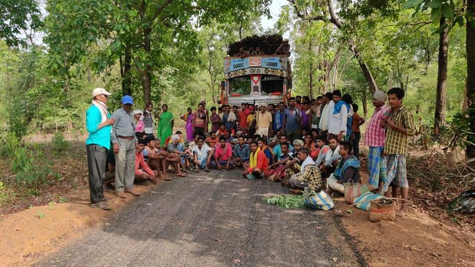 मजदूरी भुगतान नहीं, ग्रामीणों ने रास्ता जाम कर बांस से भरे ट्रकों को रोका