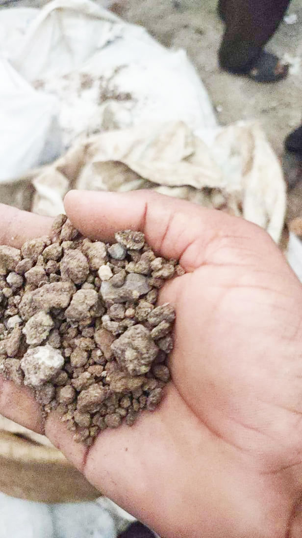 वर्मी कम्पोस्ट के नाम पर पत्थर-मिट्टी, किसान नाराज खाद खरीदने की बाध्यता खत्म करने की मांग