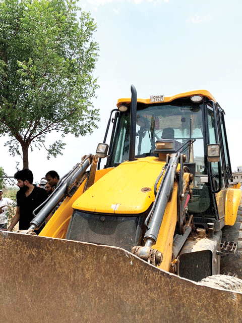 फ्लोरल सिटी में आरडीए का जेसीबी, लोगों का हंगामा