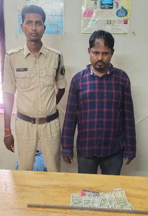 खमतराई इलाके में तीन चोरियों के बाद चौथी के लिए दुकान तलाशते शातिर चोर गिरफ्तार