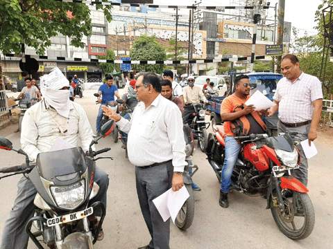 लेवल क्रासिंग कैसे पार करें सिखा रहा रेल्वे