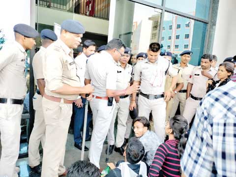 आनलाइन परीक्षा के लिए रावतपुरा विवि में दूसरे दिन भी छात्रों का प्रदर्शन, पुलिस पहुंची