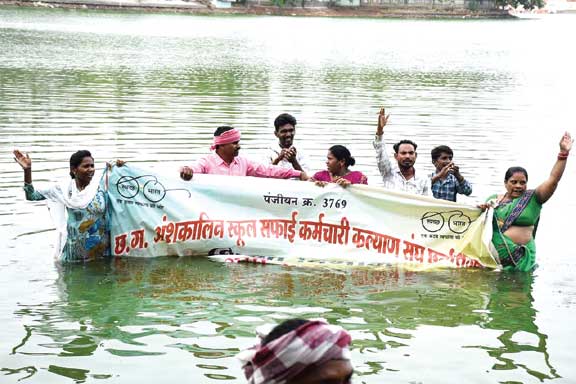 झाडू-पोछा शिक्षक और बच्चों के हाथों में 47 हजार सफाई कर्मी बेमुद्दत हड़ताल पर