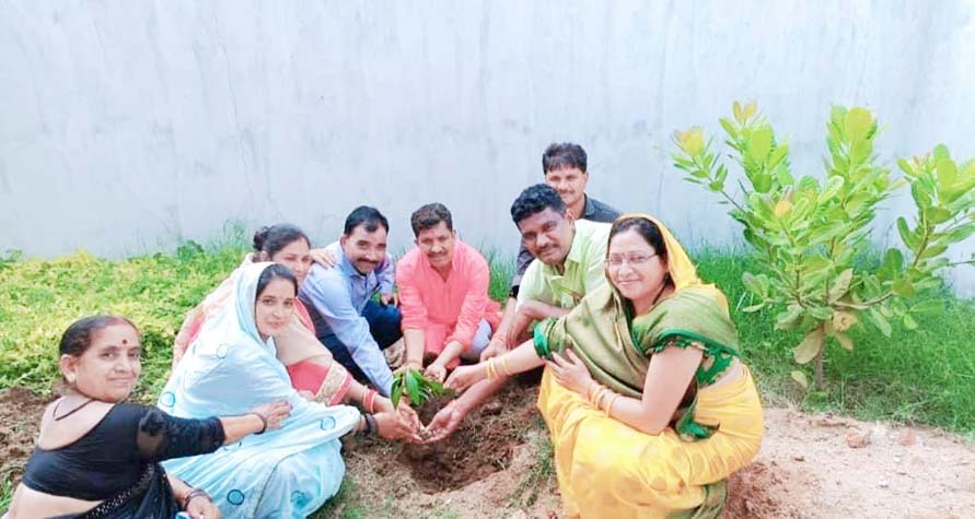 टीचर्स एसोसिएशन ने पौधरोपण कर मनाया संविलियन दिवस